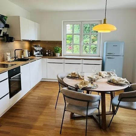 Gemuetliche, Moderne In Fabrikanten